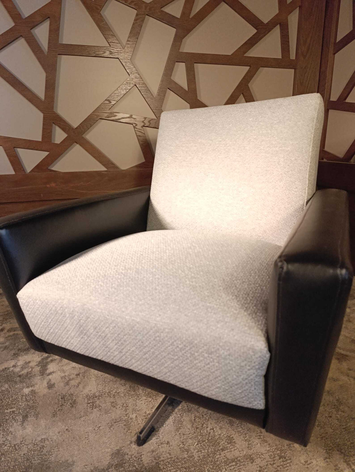 Italian-Style Swivel Lounge Chair with New Upholstery, 1950s — photograph 2