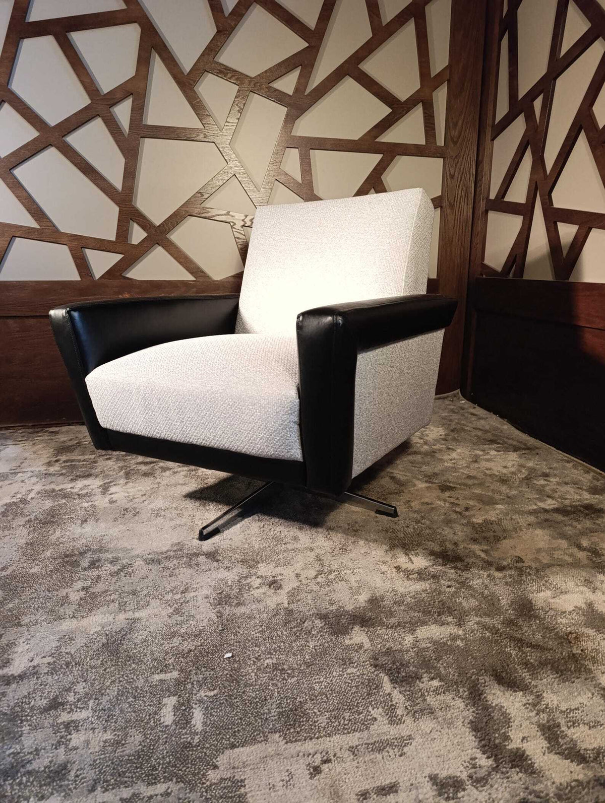 Italian-Style Swivel Lounge Chair with New Upholstery, 1950s — photograph 1