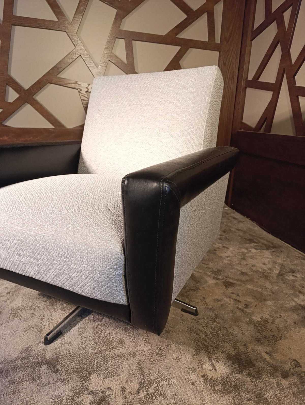 Italian-Style Swivel Lounge Chair with New Upholstery, 1950s — photograph 3
