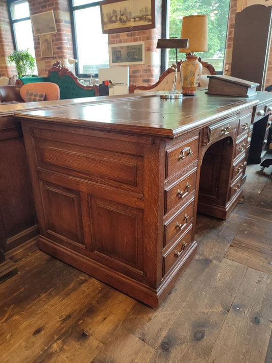 Elegant Edwardian Oak Pedestal Desk with Tooled Green Leather Top - Early 20th Century