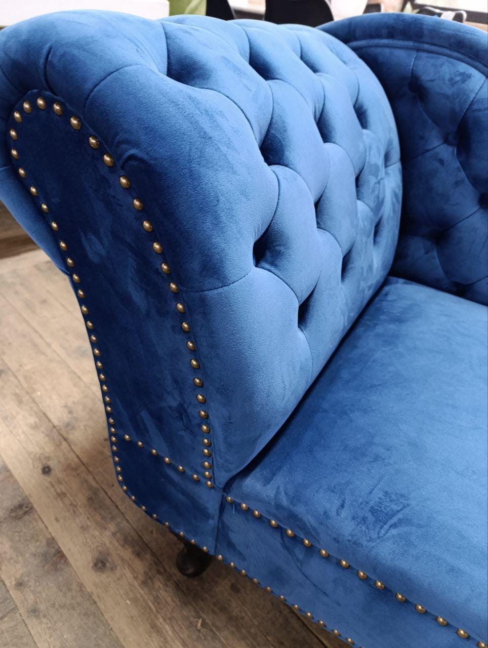 Victorian-Style Chaise Lounge - Elegant Velvet Upholstery