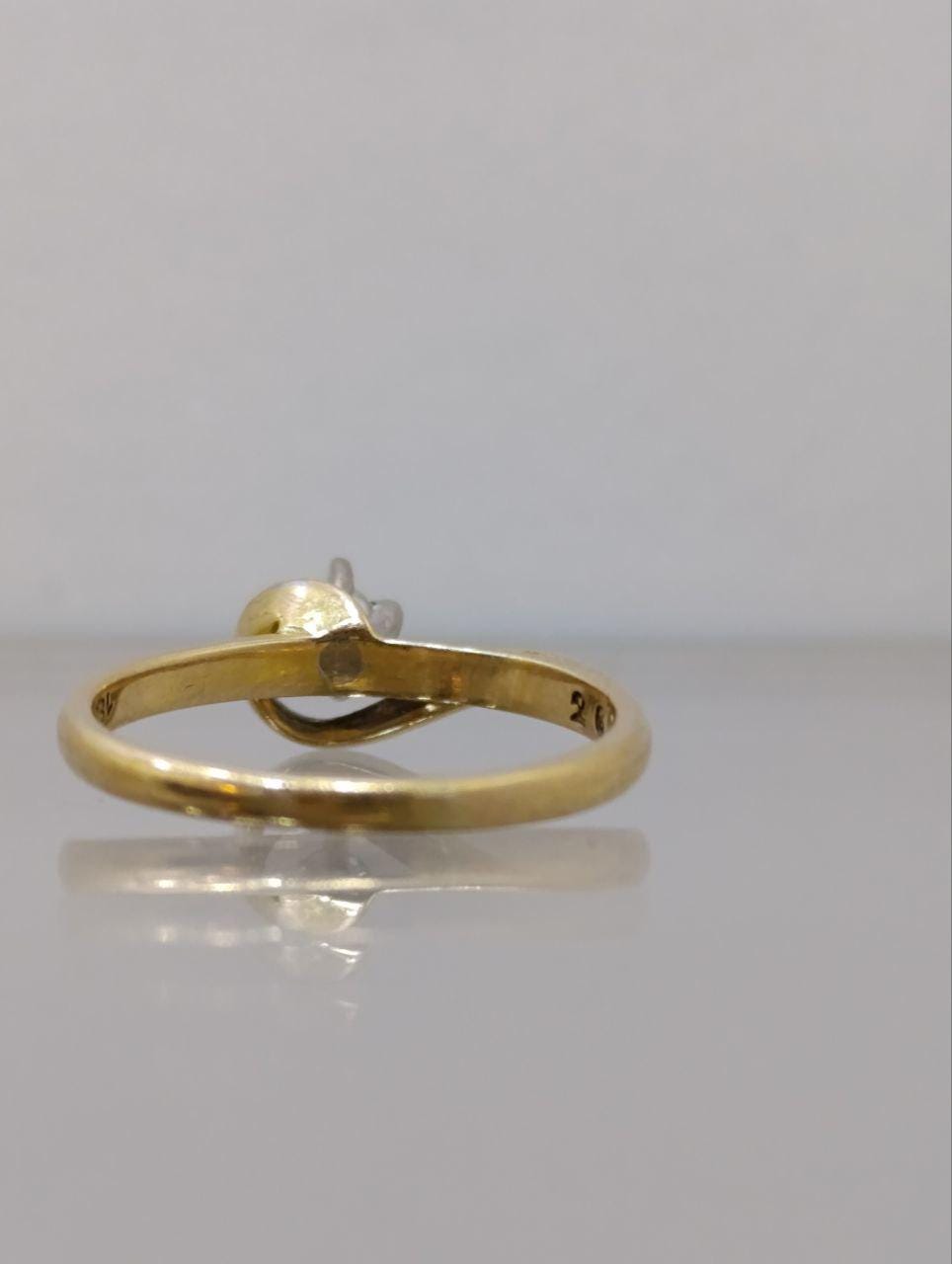 Vintage 18ct Gold Solitaire Diamond Ring - Crossover Design, 0.25ct Round Cut, Size N