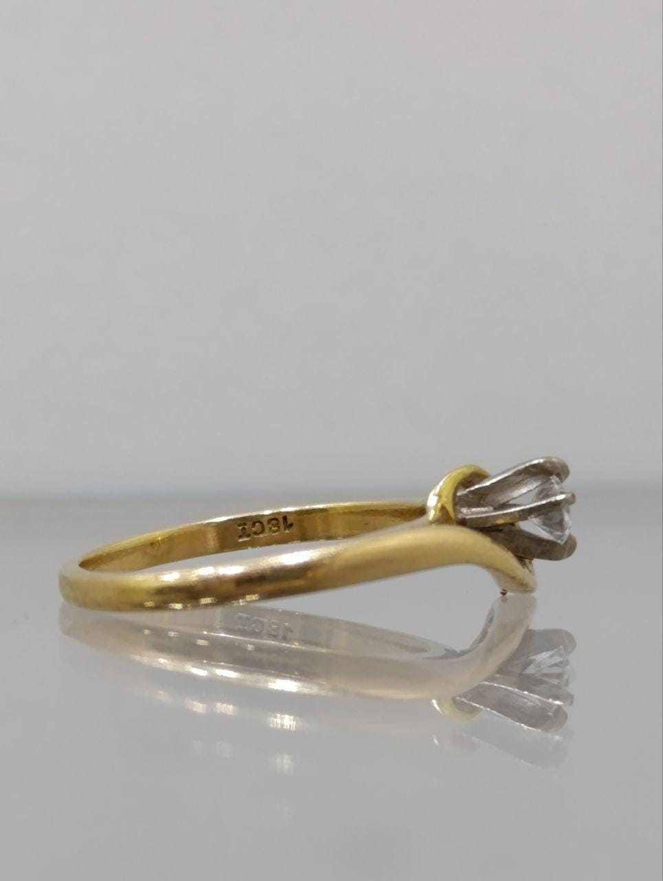Vintage 18ct Gold Solitaire Diamond Ring - Crossover Design, 0.25ct Round Cut, Size N