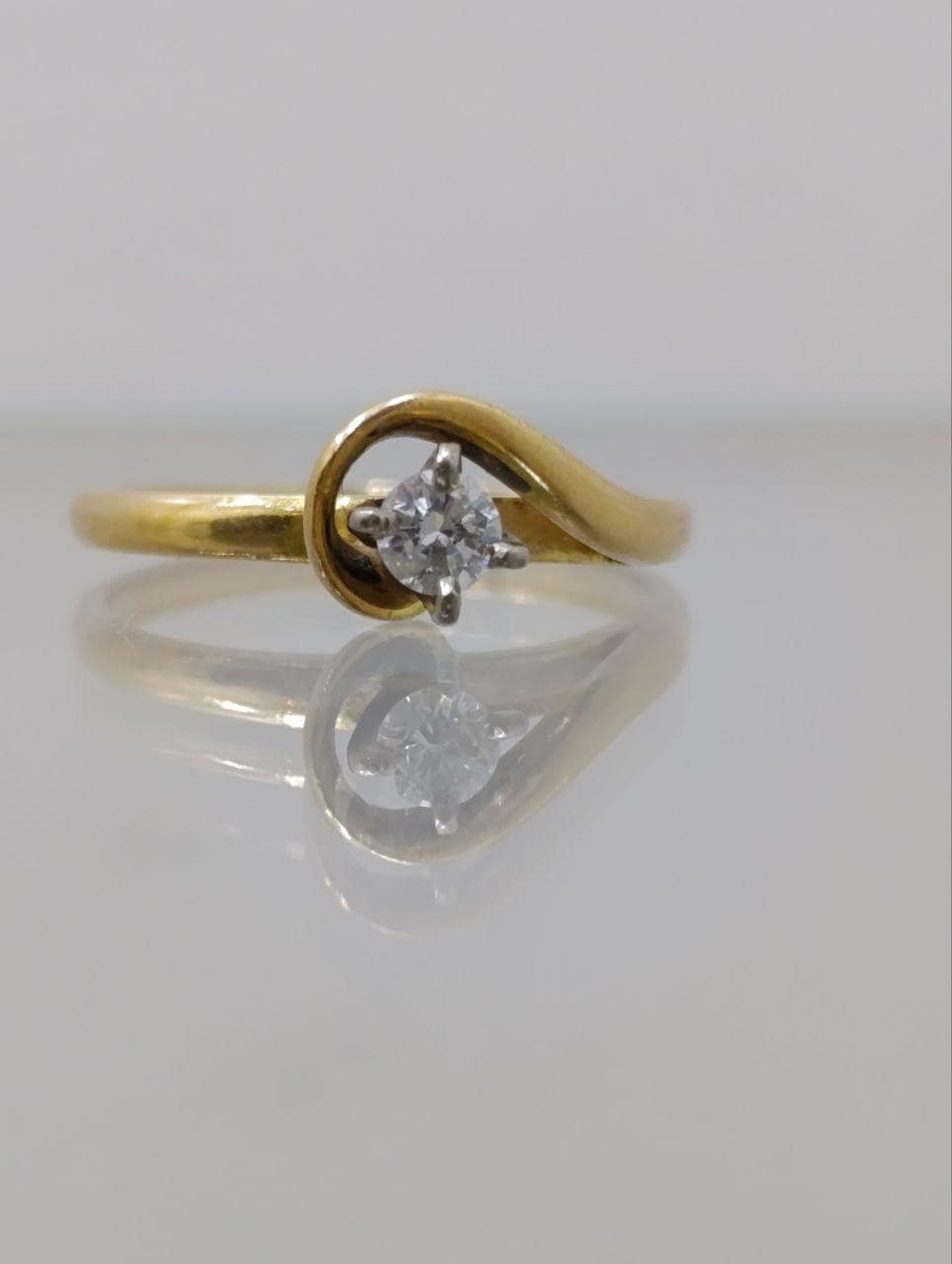 Vintage 18ct Gold Solitaire Diamond Ring - Crossover Design, 0.25ct Round Cut, Size N