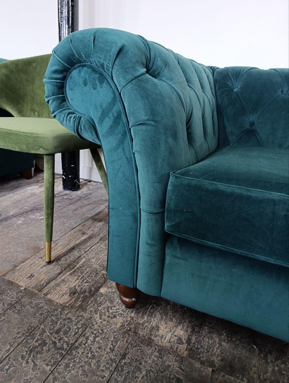 Large Chesterfield Style Cuddle Seat - Plush Green Velvet in Victorian Design