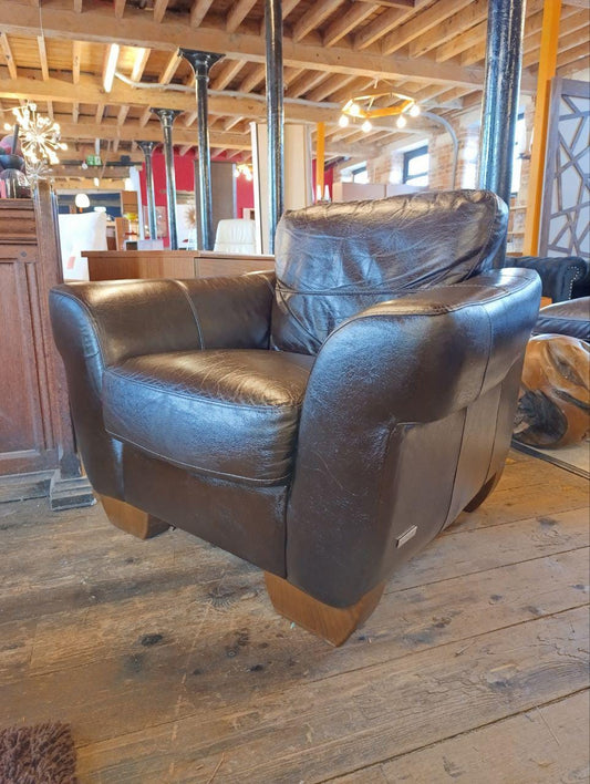 Vintage Stylish Armchair: Brown Leather Italian Design