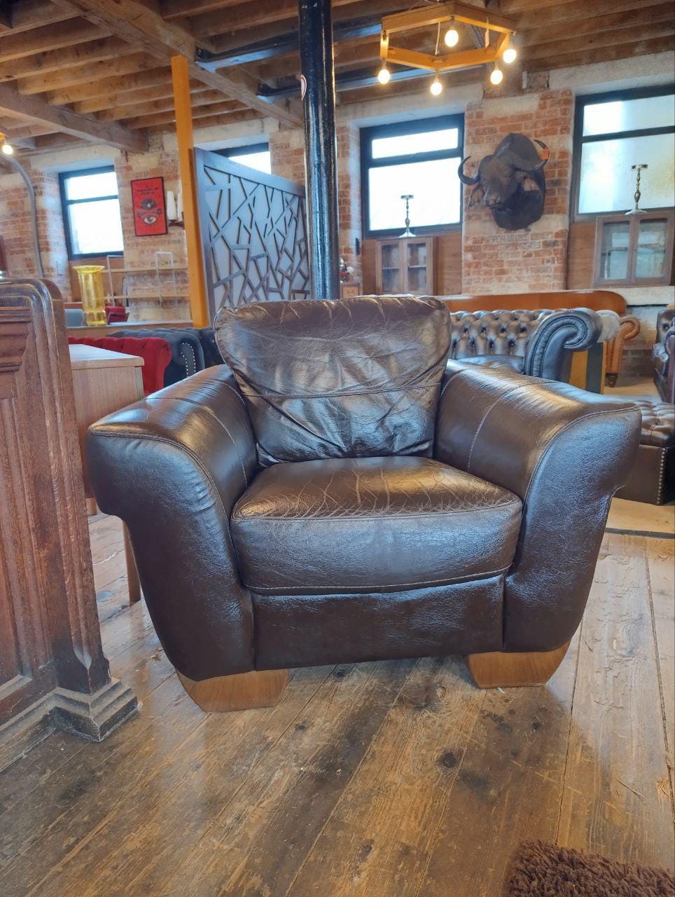 Vintage Stylish Armchair: Brown Leather Italian Design