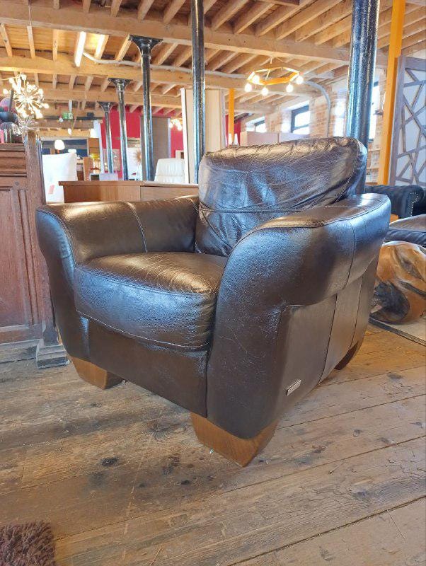 Vintage Stylish Armchair: Brown Leather Italian Design