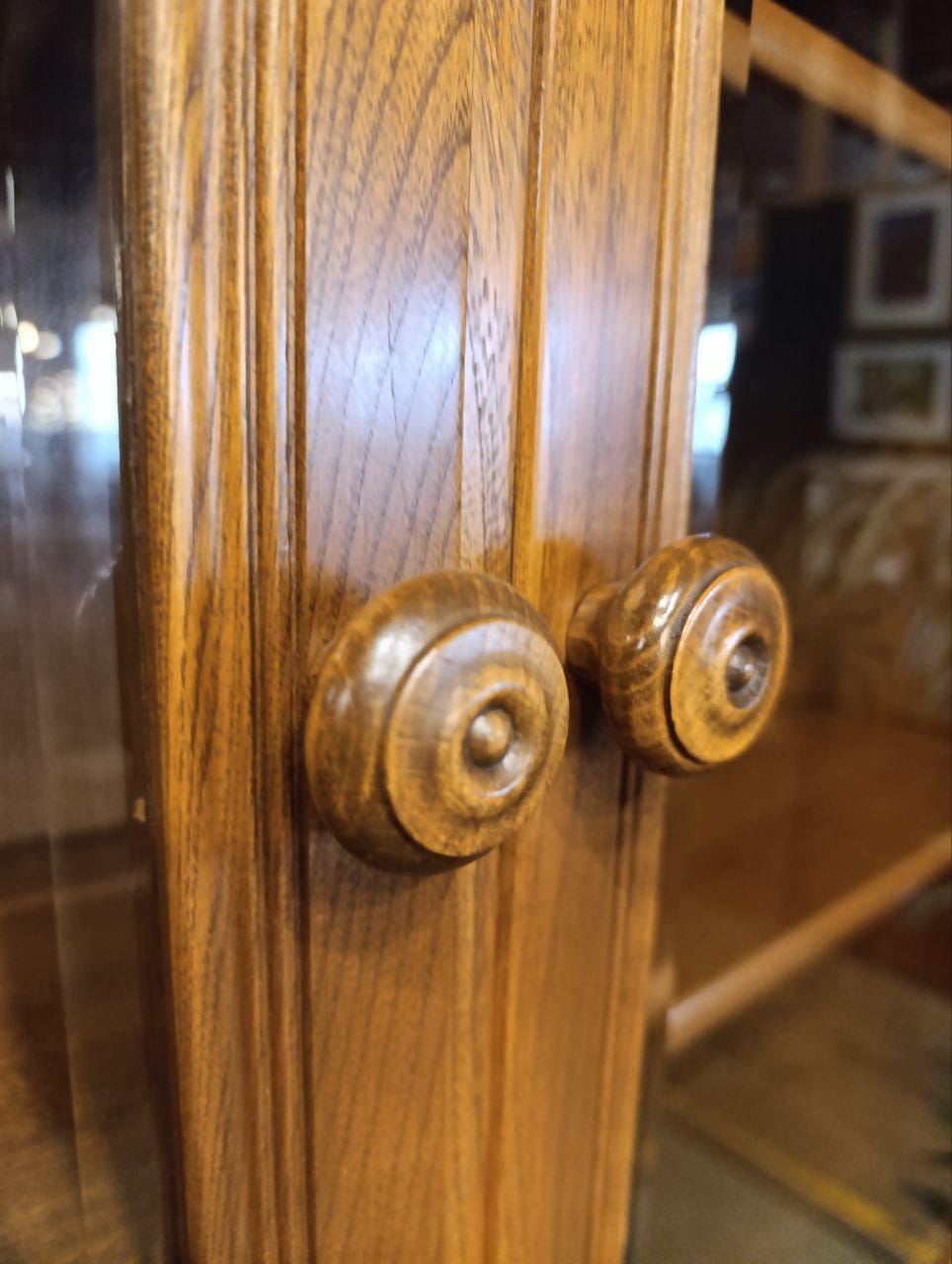 Ercol Mural Display Cabinet in Golden Dawn Finish – Traditional Elegance with Generous Storage