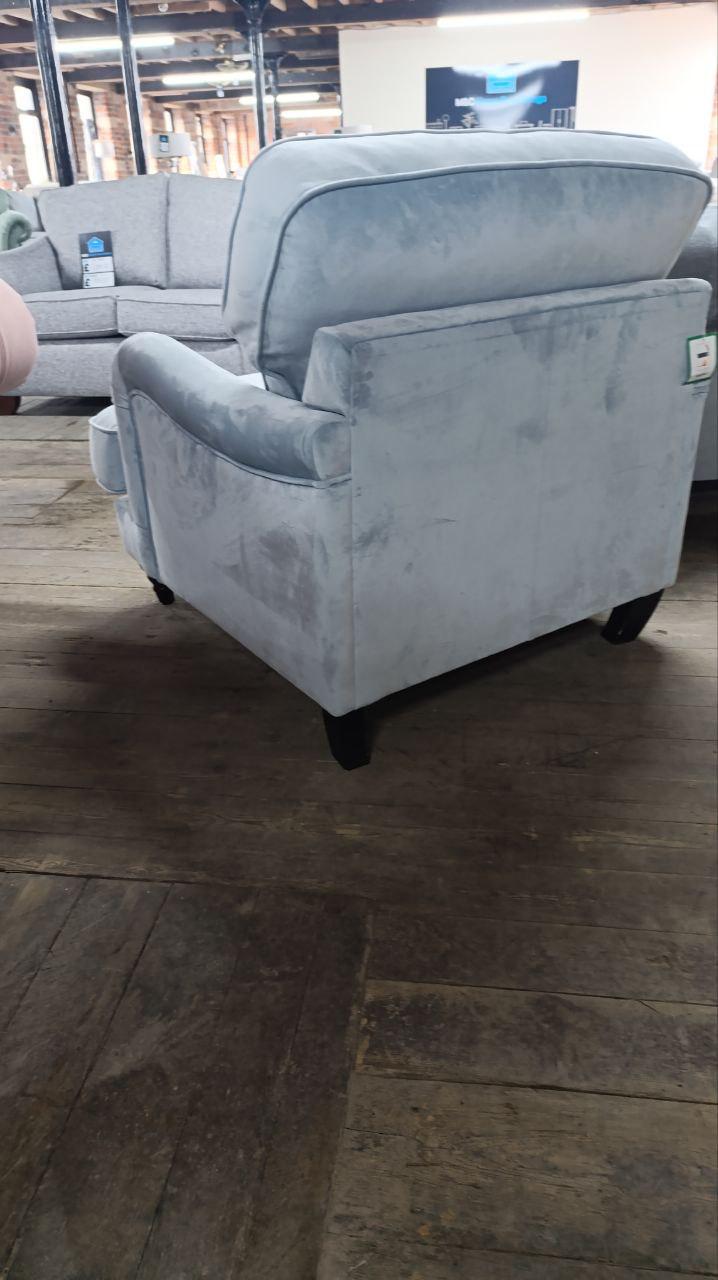 Victorian-Inspired Deep Seat Armchair - Luxurious Pink Velvet Fabric Upholstery