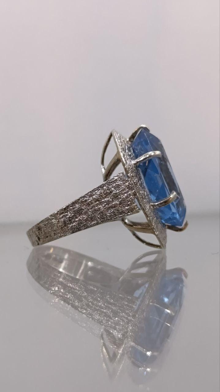 Exceptional 9ct Gold Birmingham 1994 Blue Topaz Ring – Size K – 8.38g