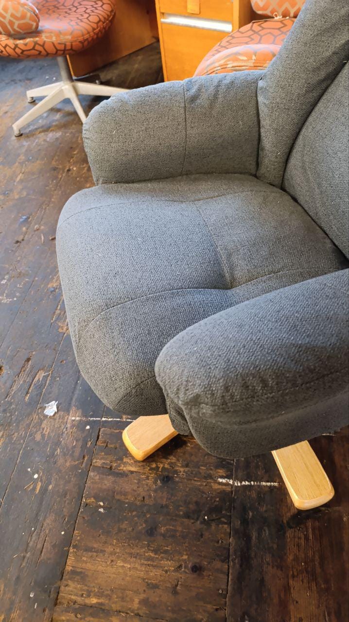 Modern Swivel Lounge Lounge Chair in Mid-Century Inspired Design — Early 2000s