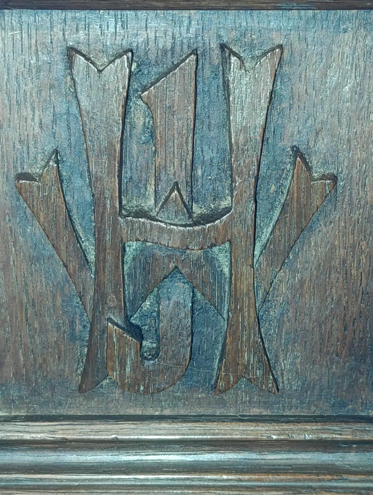 Tudor Revival Oak Coffer with Heraldic Carving — photograph 15