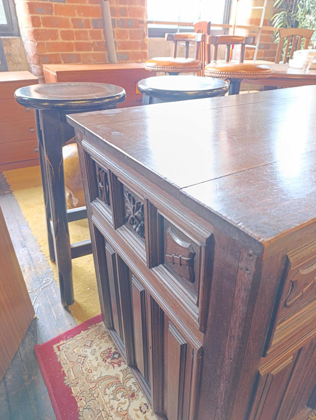 Tudor Revival Oak Coffer with Heraldic Carving — photograph 5