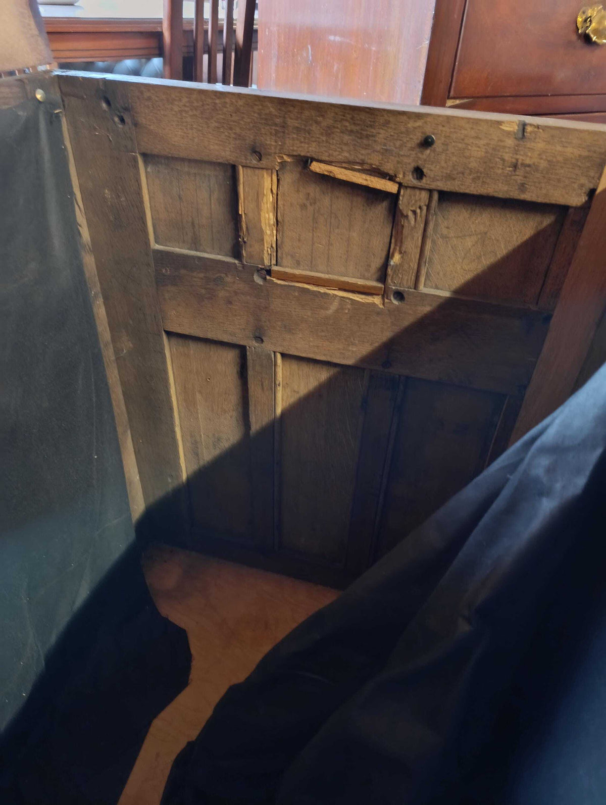 Tudor Revival Oak Coffer with Heraldic Carving — photograph 6